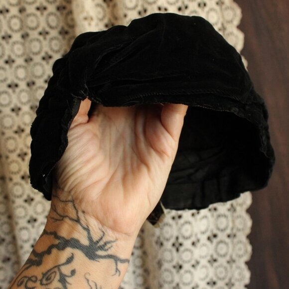 Vintage 1920s Cloche Hat, Black Velvet Southern California Modes Victoria main image 4